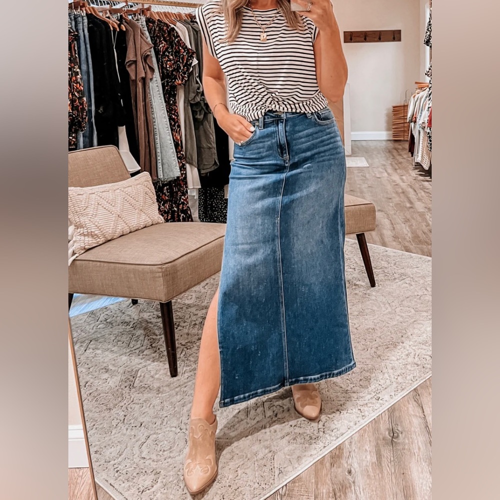 Hidden Jeans - The Peyton Skirt - MIDI in Medium Light